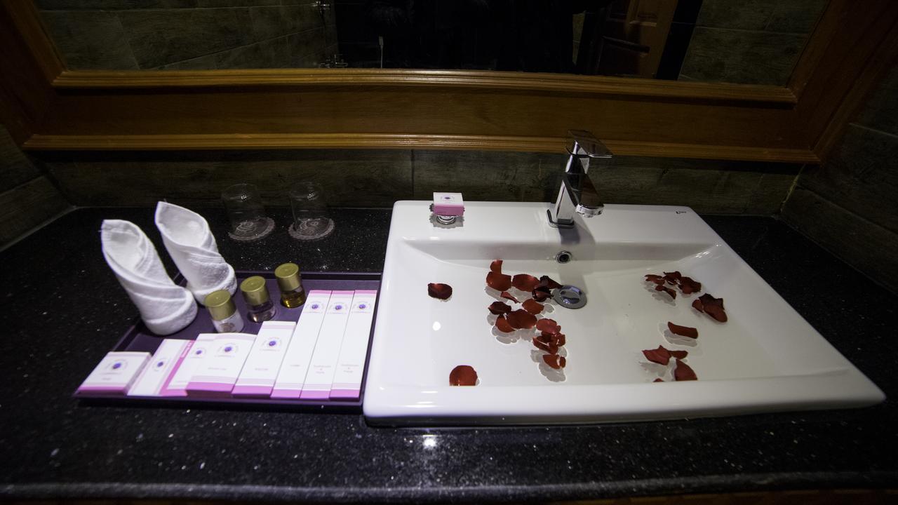Win Unity Hotel Mandalay Buitenkant foto